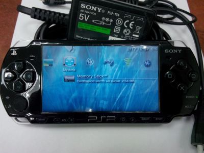 Лот: 7105676. Фото: 1. Sony PSP-2008 4Gb прошитая. Игровые приставки, консоли