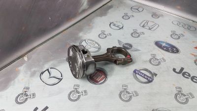 Лот: 23586424. Фото: 1. Поршень с шатуном Subaru Forester... Двигатель и элементы двигателя