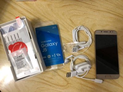 Лот: 12674263. Фото: 1. samsung galaxy j5 16gb 2017. Смартфоны