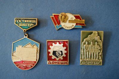 Лот: 3981453. Фото: 1. Значки " Донецк " 4 шт ( 1540... Сувенирные
