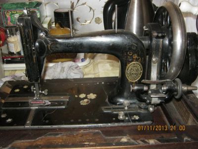 Лот: 3350372. Фото: 1. Антикварная швейная машинка. Другое (антиквариат)