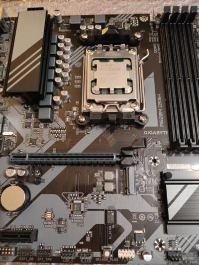 Лот: 21099361. Фото: 1. AMD Ryzen 5 7500F + Gigabyte A620M... Процессоры