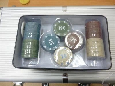 Лот: 2382311. Фото: 1. покерный набор 100 фишек в жестяной... Сувенирные наборы