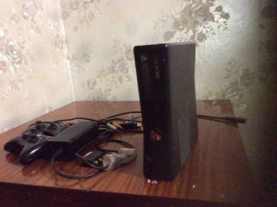 Лот: 6760598. Фото: 1. Xbox 360 Slim 4Gb + 2 беспроводных... Игровые приставки, консоли