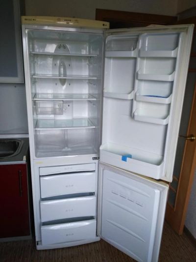 Лот: 9585610. Фото: 1. Холодильник LG с функцией NO FROST... Холодильники, морозильные камеры