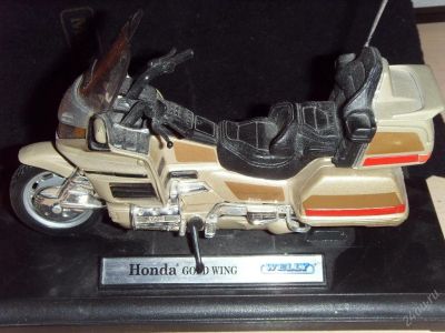Лот: 47967. Фото: 1. Модель мотоцикла 1:43 Honda Gold... Автомоделизм