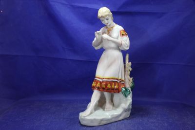 Лот: 20286028. Фото: 1. Фарфоровая статуэтка Украинка... Фигурки, статуэтки