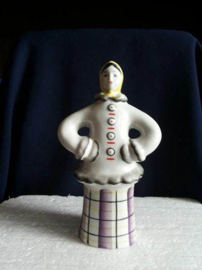 Лот: 6995151. Фото: 1. Статуэтка Девушка в зимнем Старая... Фарфор, керамика