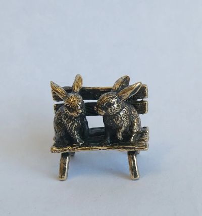 Лот: 19618351. Фото: 1. Два кролика-сувенирная фигурка... Фигурки, статуэтки