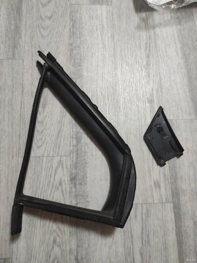 Лот: 18298436. Фото: 1. Резинка форточки Toyota Vitz 2013. Кузов