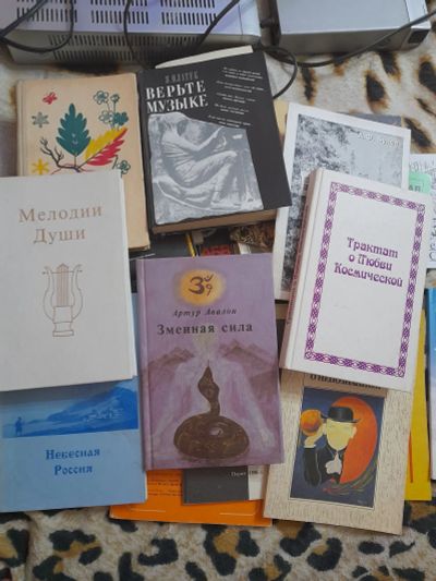 Лот: 25071031. Фото: 1. Книги. Художественная