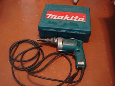Лот: 5765554. Фото: 1. Сетевой шуруповертMakita 6805BV. Электроинструмент