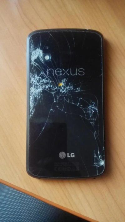 Лот: 9054433. Фото: 1. Смартфон Nexus 4 разбитый покругу... Смартфоны