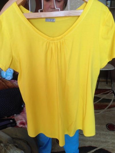 Лот: 4838981. Фото: 1. Трикотажная желтая футболка размер... Футболки, топы и майки