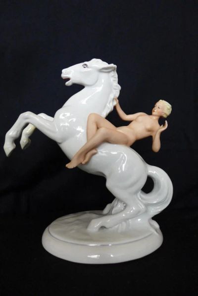Лот: 7193426. Фото: 1. Статуэтка "Девушка на коне". Фарфор, керамика