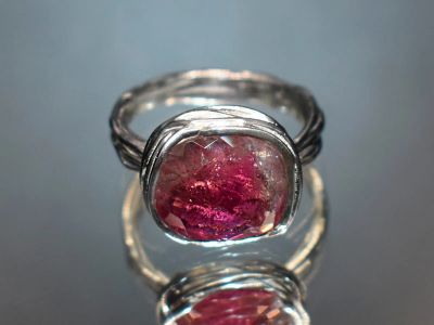Лот: 20997649. Фото: 1. Кольцо с камнем Полихромный Турмалин. Кольца, перстни