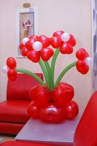 Лот: 5051371. Фото: 1. Букет цветов в вазе из шариков... Воздушные шары