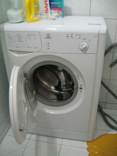 Лот: 10843621. Фото: 1. Продам узкую стиральную машинку... Стиральные машины