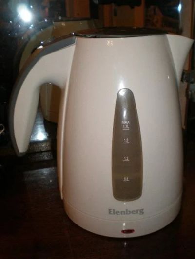 Лот: 622421. Фото: 1. Чайник elenberg 1.7 л сломанный. Чайники, кофемашины, кулеры