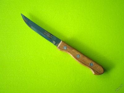 Лот: 4650365. Фото: 1. Нож кухонный с зубцами 10,5 см... Столовые приборы, ножи