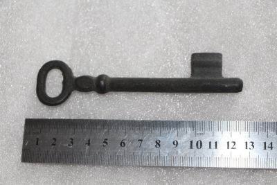 Лот: 19356416. Фото: 1. Большой ключ, тяжелый металл как... Предметы интерьера и быта