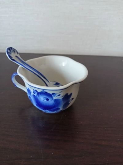 Лот: 25508433. Фото: 1. Чайная кружка с ложечкой. Гжель. Кружки, стаканы, бокалы