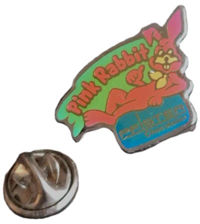 Лот: 24669391. Фото: 1. Значок Розовый кролик (Pink Rabbit... Сувенирные