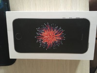 Лот: 13013778. Фото: 1. IPhone SE 32 GB space grey. Смартфоны