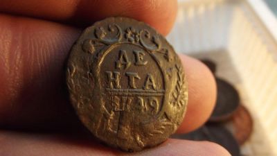 Лот: 11349821. Фото: 1. Высоко рельефная денга 1749 года... Россия до 1917 года