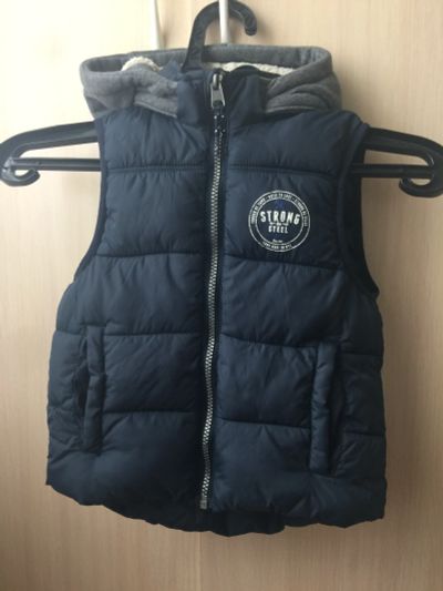 Лот: 12040100. Фото: 1. Жилетка на мальчика H&M’s. Верхняя одежда