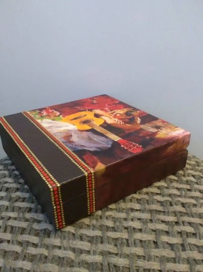 Лот: 24671706. Фото: 1. Шкатулка Девушка с гитарой. Шкатулки
