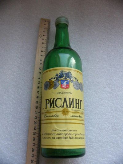 Лот: 9072241. Фото: 1. Бутылка, Рислинг, 1981г. СССР. Другое (антиквариат)