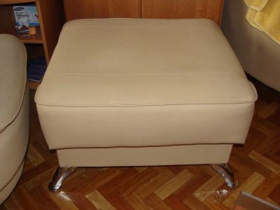 Лот: 3358006. Фото: 1. Кожаный пуфик,КМК.Цена ниже. Кресла, пуфы