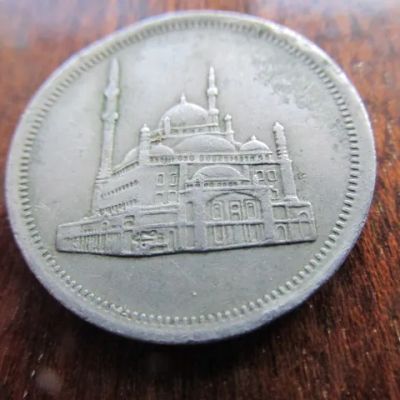 Лот: 16228049. Фото: 1. Монета 10 пиастр Египет 1984 арабская... Африка