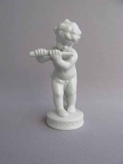 Лот: 13025286. Фото: 1. Путти, играющий на флейте, фарфор... Фарфор, керамика