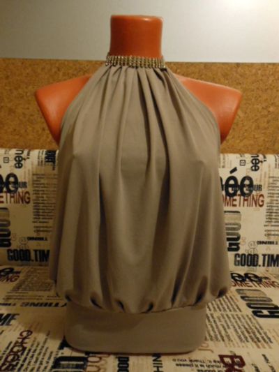 Лот: 6674226. Фото: 1. топ бежевый с украшением на шее... Футболки, топы и майки