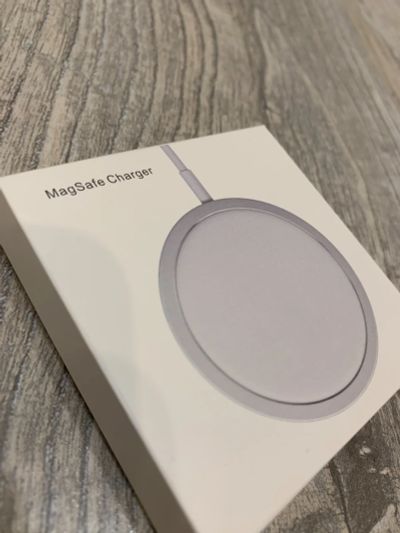 Лот: 17292631. Фото: 1. Беспроводная зарядка MagSafe. Зарядные устройства, блоки питания, адаптеры сетевые для смартфонов