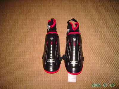 Лот: 1208063. Фото: 1. Щитки футбольные Umbro. Защита тела