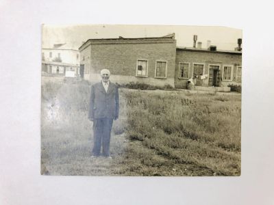 Лот: 23328237. Фото: 1. Фотография. Дедушка в селе. 1950. Фотографии