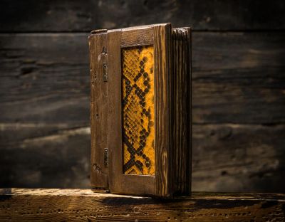 Лот: 9644655. Фото: 1. Купюрница из массива сосны и кожи... Шкатулки