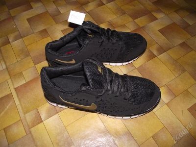 Лот: 1130376. Фото: 1. Nike цвет черный-золото 42-43р. Кеды, кроссовки, слипоны