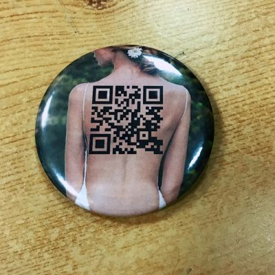 Лот: 18407072. Фото: 1. Значок (75 мм) с QR-кодом. Сувенирные мелочи