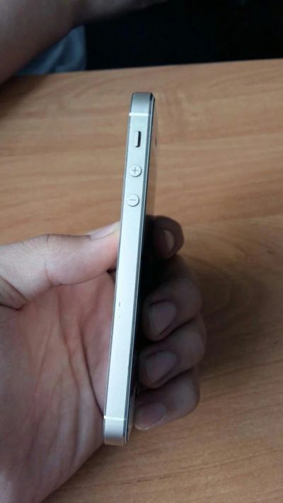 Лот: 3476487. Фото: 1. iPhone 5S gold 16 gb. Смартфоны
