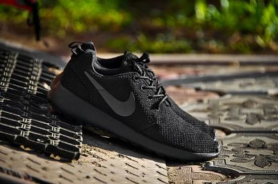 Лот: 5740462. Фото: 1. Кроссовки Roshe Run Nike черные... Кеды, кроссовки, слипоны