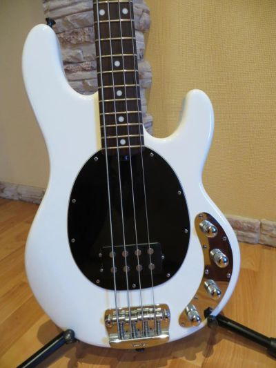 Лот: 8957505. Фото: 1. Ernie Ball Music Man Сlassic Stingray... Гитары