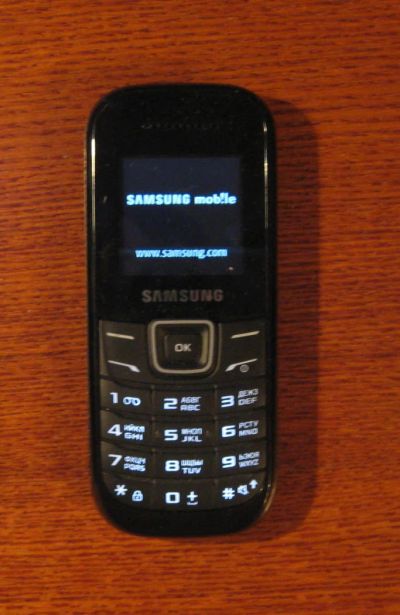 Лот: 7867153. Фото: 1. Мобильный телефон Samsung E1200R. Кнопочные мобильные телефоны