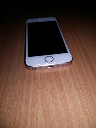 Лот: 9868868. Фото: 1. Продам iPhone 5s gold 16 gb. Смартфоны