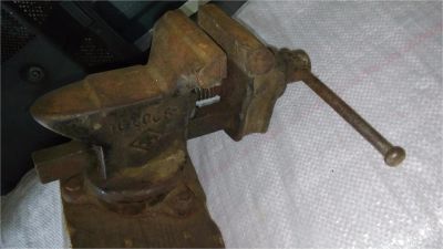 Лот: 7769359. Фото: 1. хорошие поворотные тиски из СССР... Ручной инструмент