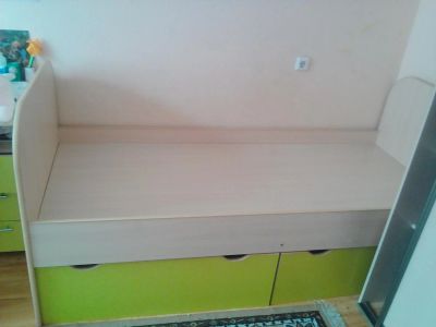 Лот: 7483003. Фото: 1. продам комплект, кровать и стол. Детские кровати и кроватки