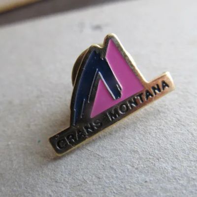 Лот: 20873341. Фото: 1. Значок Кран-Монтана Crans Montana... Сувенирные
